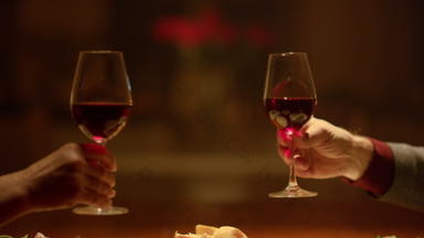 夫妇手无比的<strong>酒</strong>眼镜浪漫的晚餐餐厅